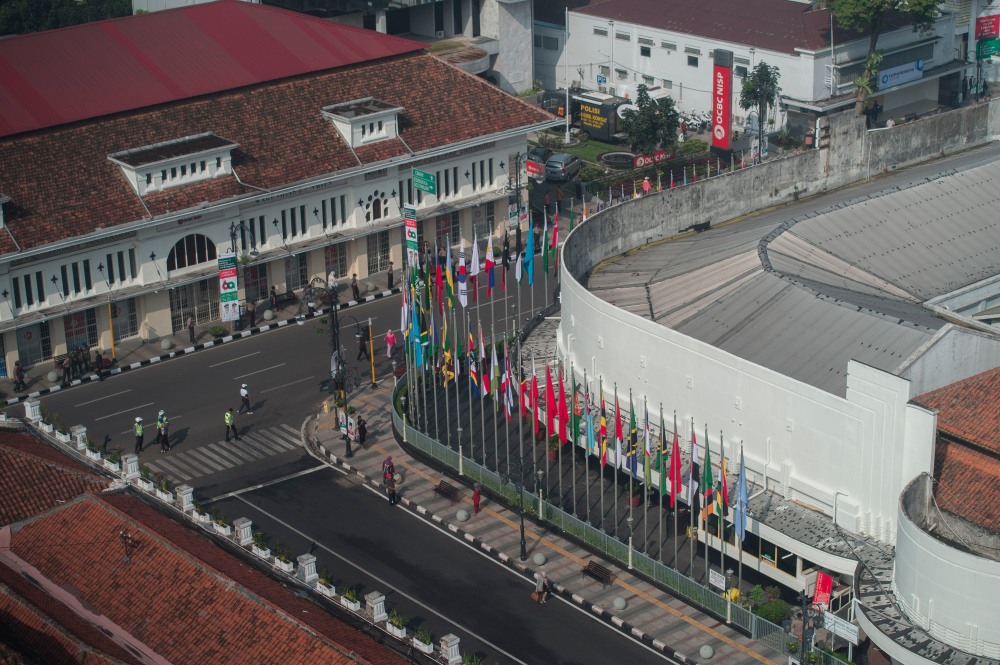 Sejumlah bendera negara peserta peringatan ke-60 Tahun Konferensi Asia Afrika (KAA) terpasang di halaman Museum KAA di Jalan Asia Afrika, Bandung, Jawa Barat, Selasa (21/4).